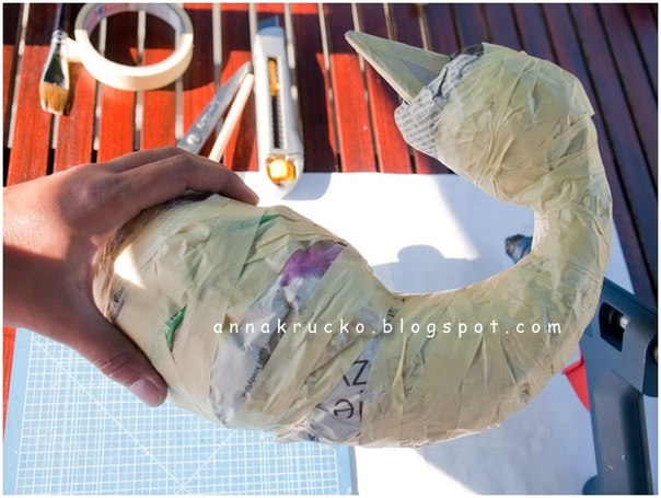 Hermoso pavo real hecho de papel, periódicos y plumas ~ Arte & Reciclaje