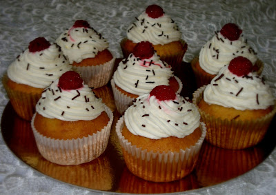 {Vanilla Cupcakes} - Cupcakes cu vanilie
