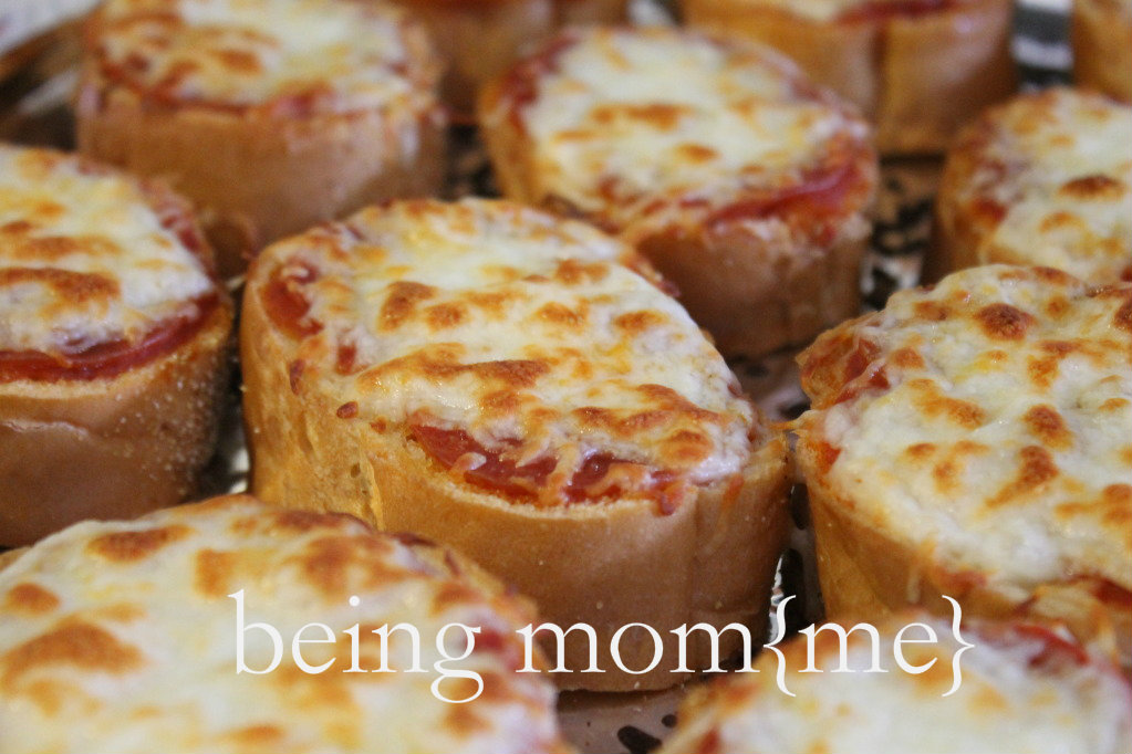 being mom{me} {Homemade Copycat} Pizza Hut French Bread Pizza