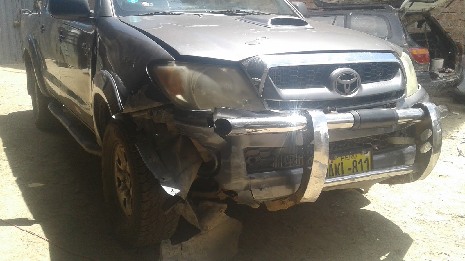 Automotriz Huancayo : Toyota Hilux chocado Automotriz Huancayo : Toyota Hilux chocado