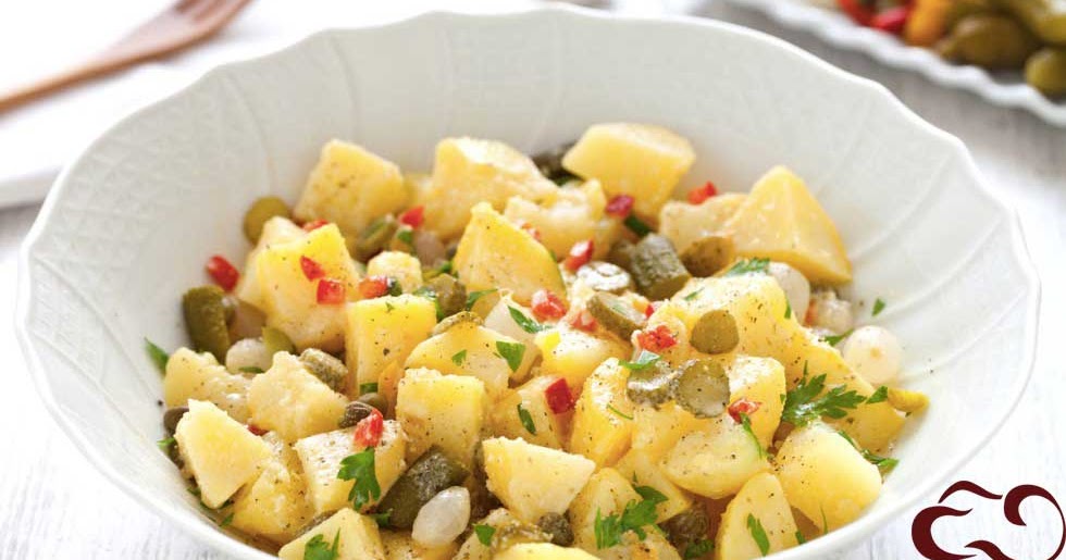 Как сделать салат из картофеля. Картофельный салат. Картофельный салат. Как сделать салат из картофеля. Немецкий картофельный салат.