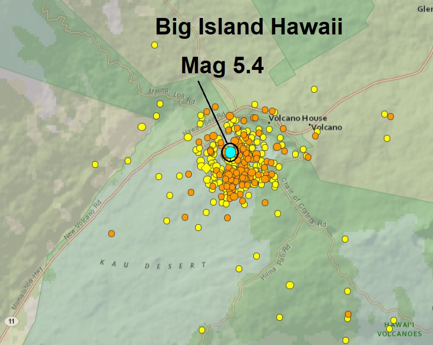 Another explosion at Kilauea's summit triggers a 5.4-magnitude quake causing an ash-cloud 10,000ft into the Hawaiian sky Naamloos