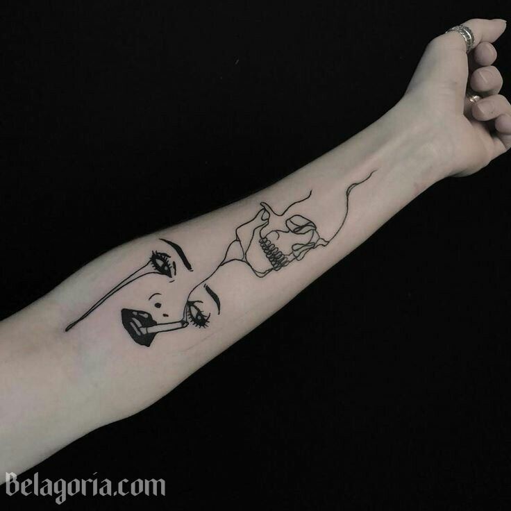 una chica con tatuajes sencillos