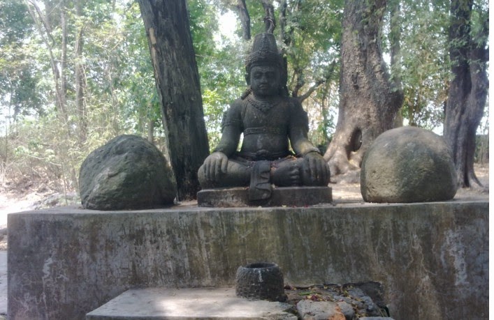 Patung Budha bertapa di bawah pohon trembesi dan pohon Bodi di Ndangkrong tasikmadu