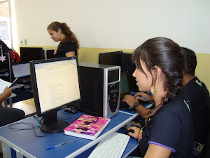 Pra recordar: laboratório de informática, os alunos desenvolvem suas produções textuais