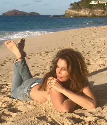 cindy-crawford-poses-topless-on-beach
