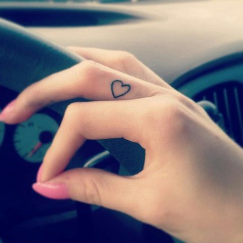 tatuagens femininas de coração para os dedos tatuagens femininas de coração para os dedos