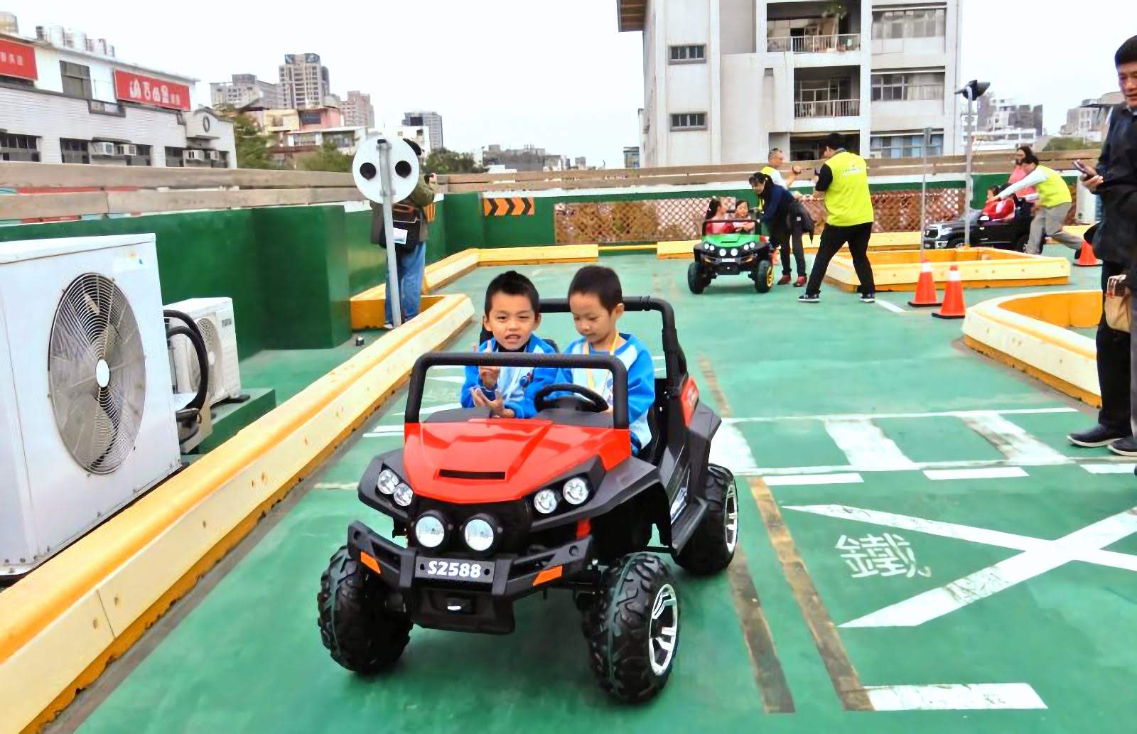 大台南交通教育主題館重新開放預約｜小朋友也能體驗開車｜還有互動式體驗讓交通安全教育更活潑有趣