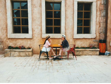 Di du lich voi hoi ban gai ma thich the nay, thi can gi nguoi yeu nua? - Anh 24