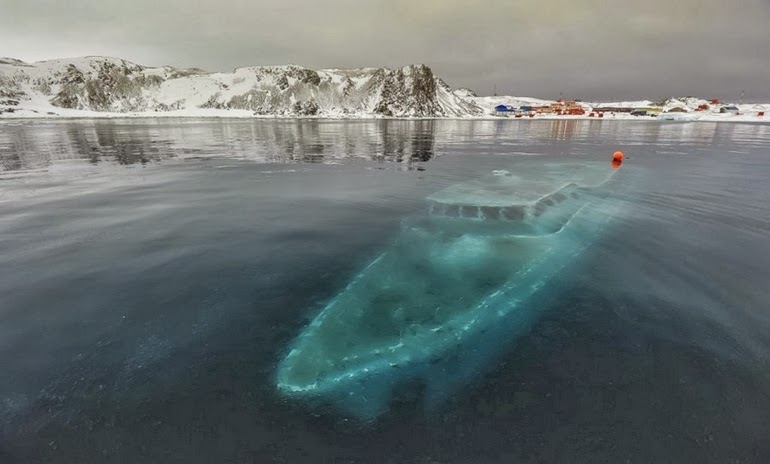 17.+Sunken+yacht+in+Antarctica