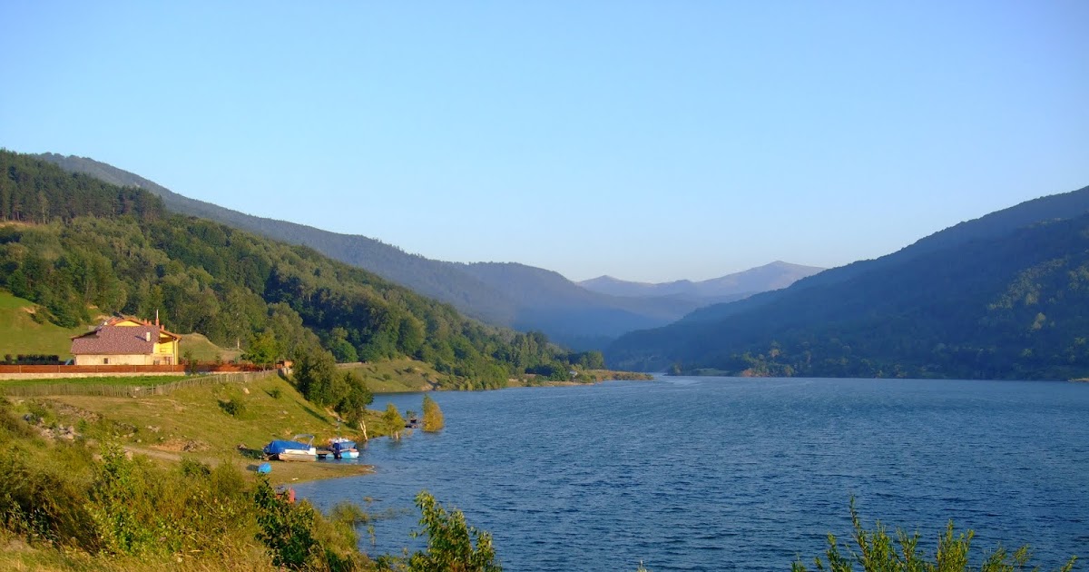 Cheia Road Maneciu lake