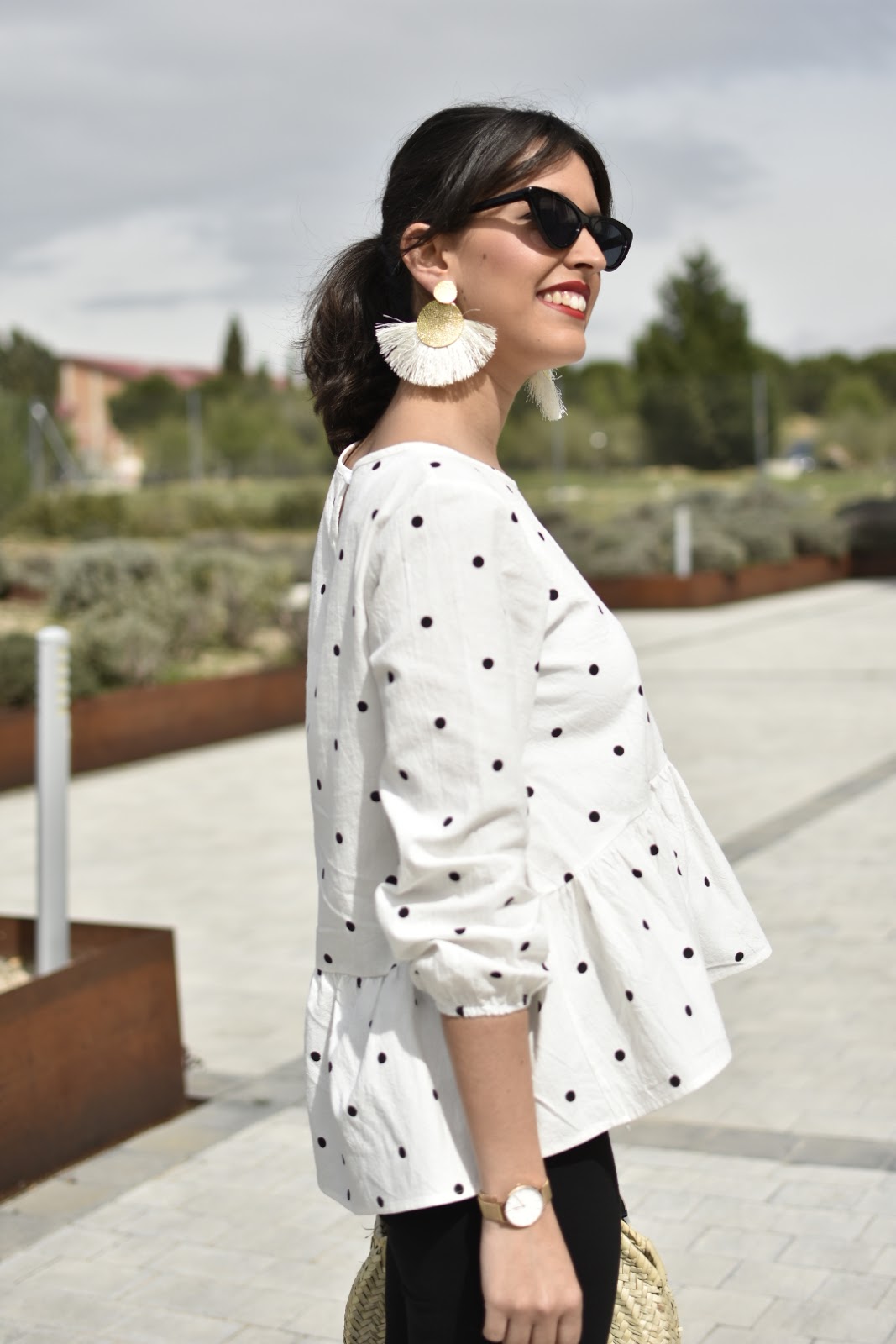 Top con volantes Leisna en negro de lunares