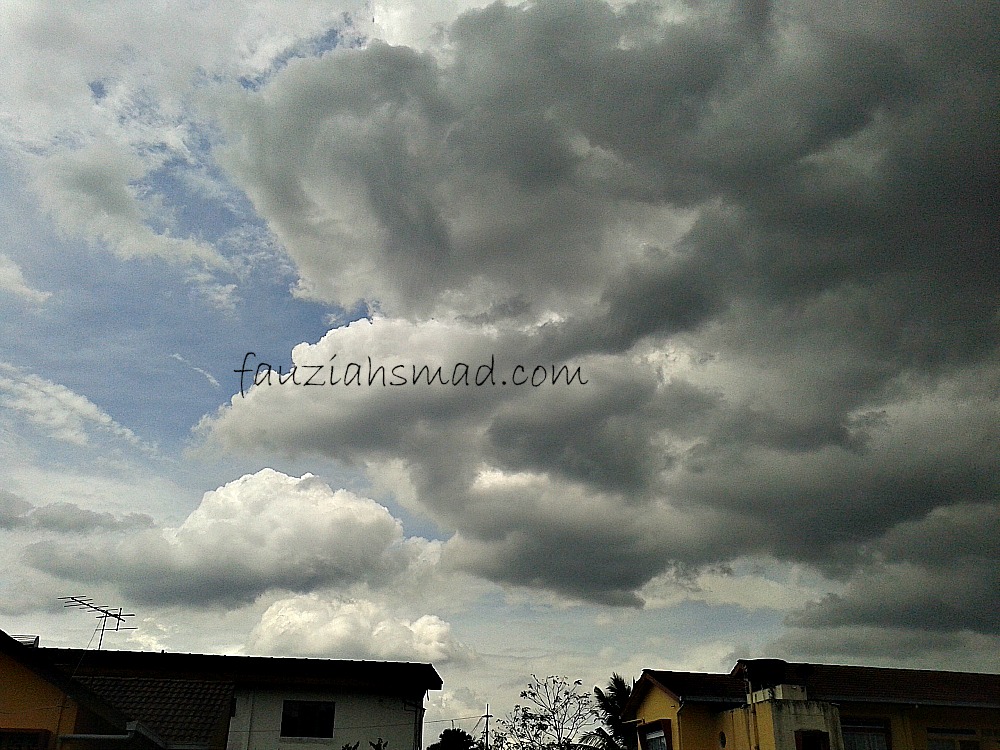 Berarak Mendung Kelabu