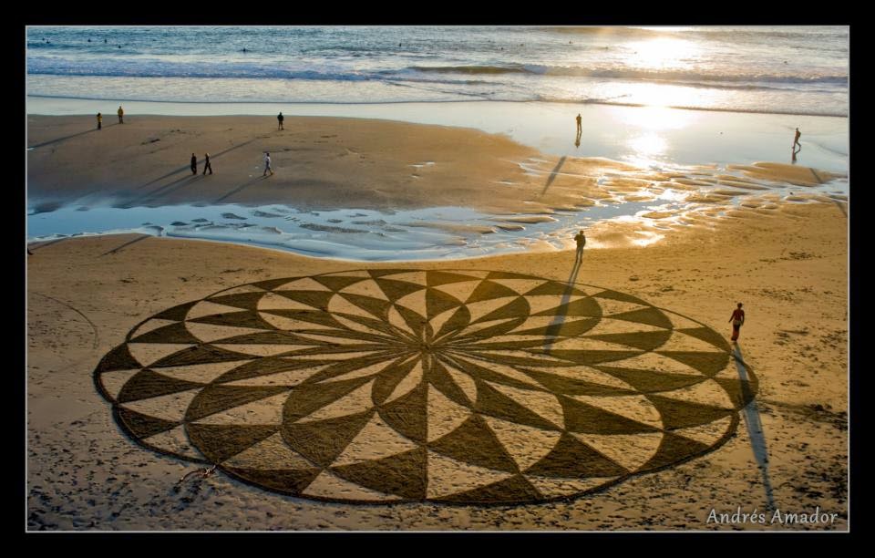 02-Andres-Amador-Magic-in-the-sand-Drawings-www-designstack-co