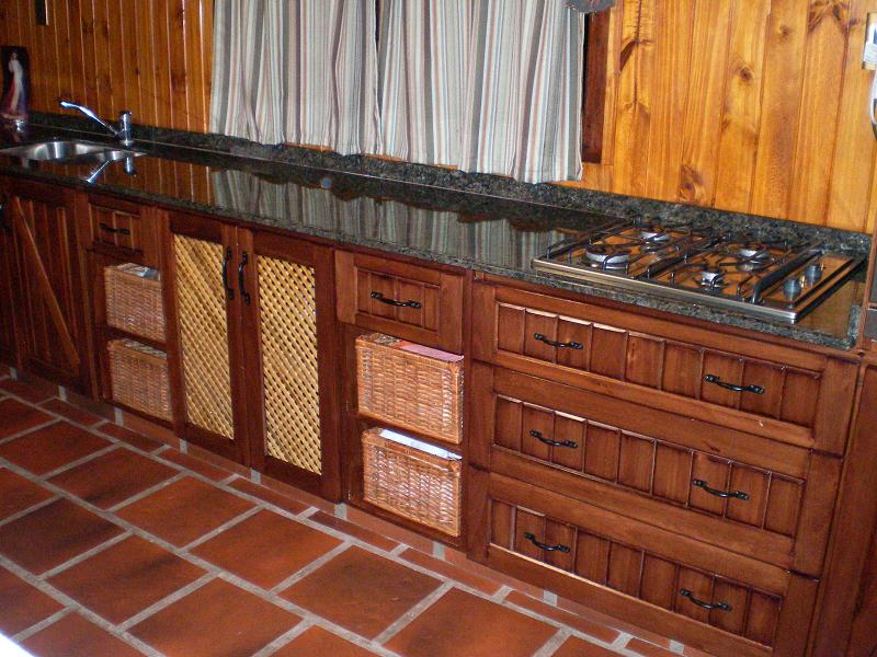 Mobilack: COCINA MODELO RUSTICO REALIZADA EN MADERA SALIGNA COLOR NOGAL
