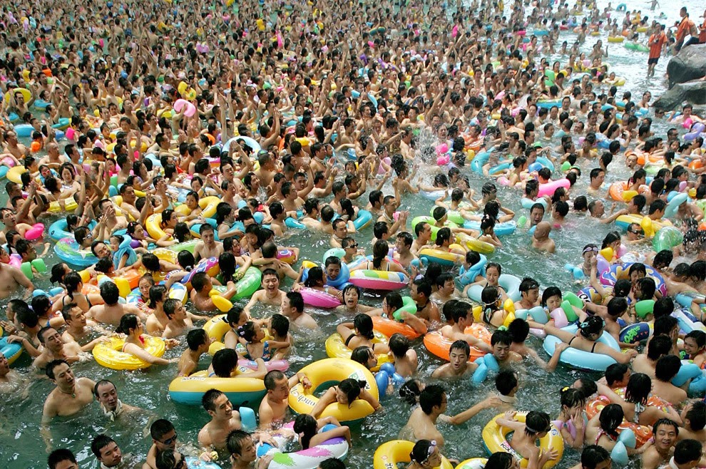 請不要在游泳池尿尿 尿酸與氯混合有毒