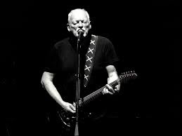 É incontestável que “Comfortably Numb”, do Pink Floyd, é uma das músicas mais aclamadas da história do rock. E uma das principais razões para esse reconhecimento é o seu lendário solo de guitarra, executado magistralmente por David Gilmour.