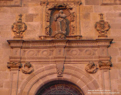 Extremos del Duero: medallones de San Pedro y San Pablo