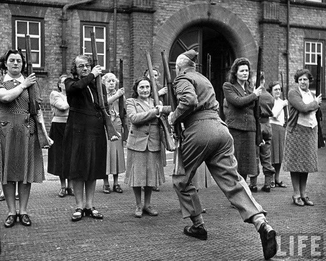 52 photos of women who changed history forever - A British sergeant training members of the ‘mum’s army’ Women's Home Defence Corps during the Battle of Britain. [1940]
