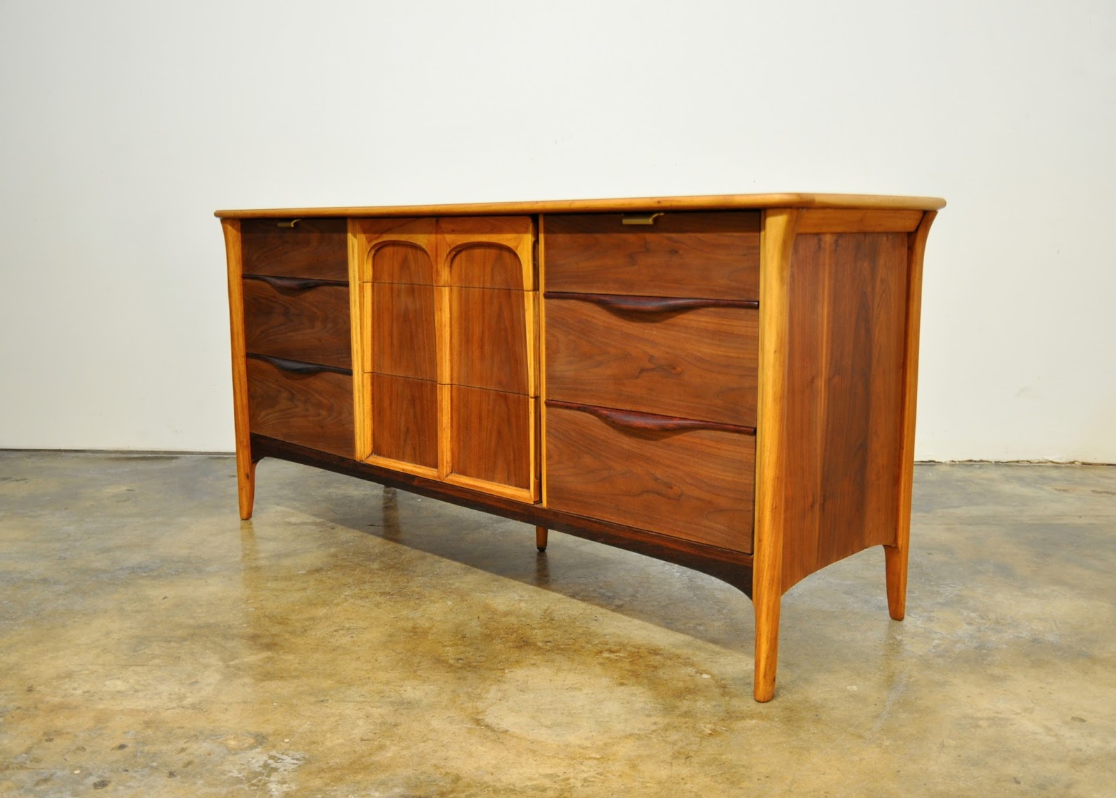 SELECT MODERN Kroehler Triple Dresser, Credenza or Buffet
