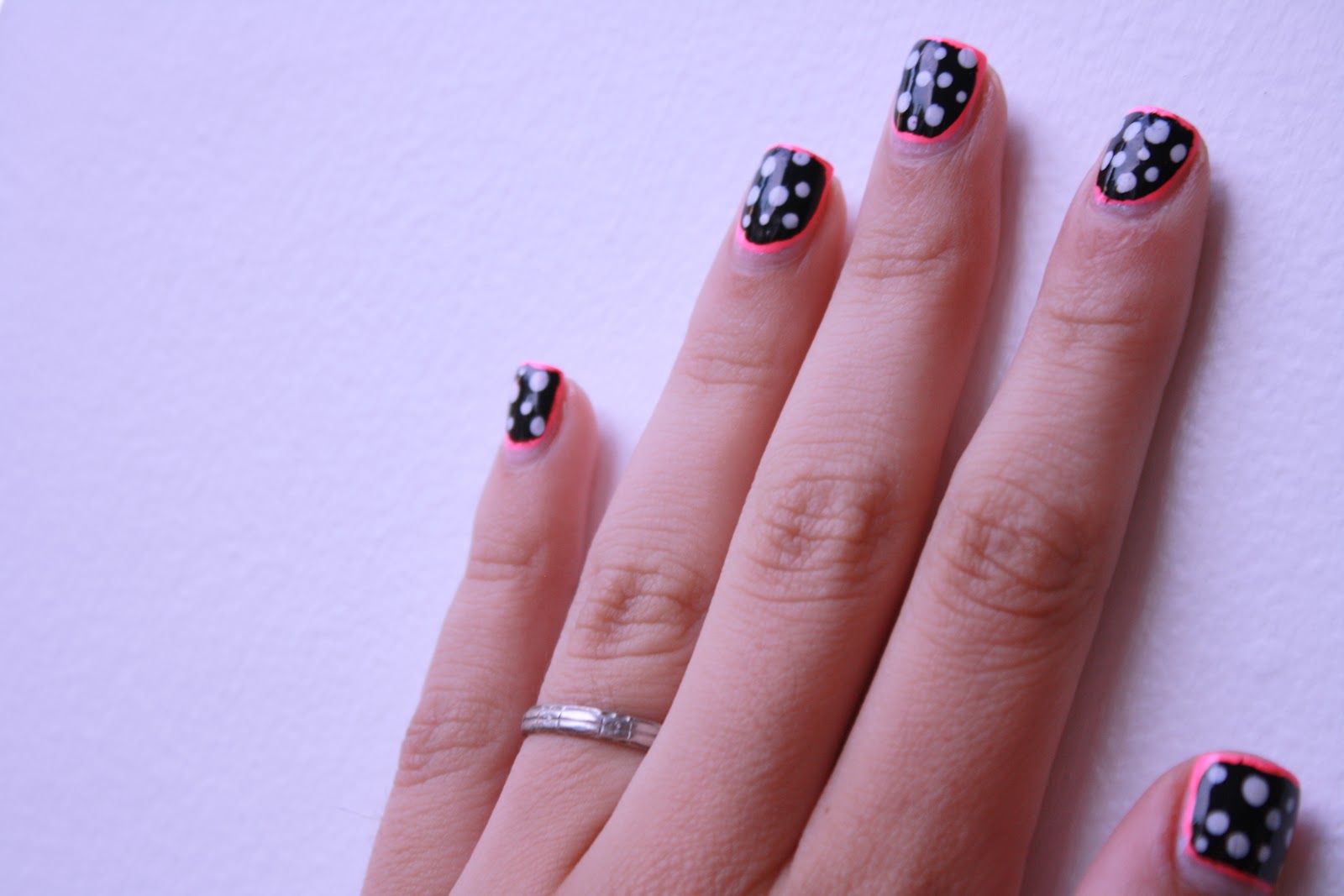 Kimberly Mich: Polka Dot Border Nails