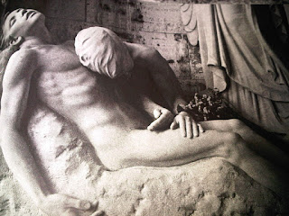 Le terme « polyamoureux » (ou « poly ») désigne les personnes adhérant à cette éthique — qu'ils soient ou non présentement engagés avec plusieurs partenaires — ainsi que les relations et les couples basés sur ces principes. Ces « relations polyamoureuses » peuvent prendre des formes très diverses, le polyamour prônant la négociation par les partenaires des modalités de la relation.