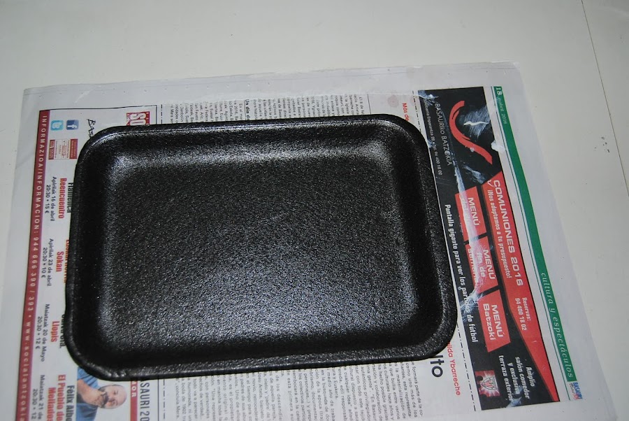  cuadro con flores de carton de huevos.