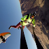 (Video) Rrëshqitje me litar nga njëra parashutë në tjetrën