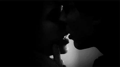 Гиф поцелую с языком. Страстный поцелуй. Нежный поцелуй в темноте. Страстный поцелуй с языком. Гифки поцелуй.