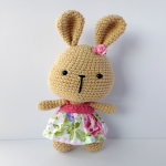 http://esunmundoamigurumi.blogspot.com.es/2017/08/patron-conejita-floral.html