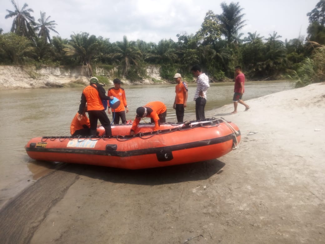 Tim BPBD Asahan mencari korban hanyut. Tim BPBD Asahan mencari korban hanyut.