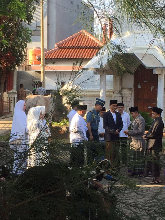 Presiden Joko Widodo melaksanakan Solat Idul Adha berjamaah di Masjid Agung Ats-Tsauroh Kota Serang Presiden Joko Widodo melaksanakan Solat Idul Adha berjamaah di Masjid Agung Ats-Tsauroh Kota Serang