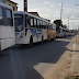 Sindicalistas impedem passagem de ônibus com funcionários da Guararapes no Vale Dourado