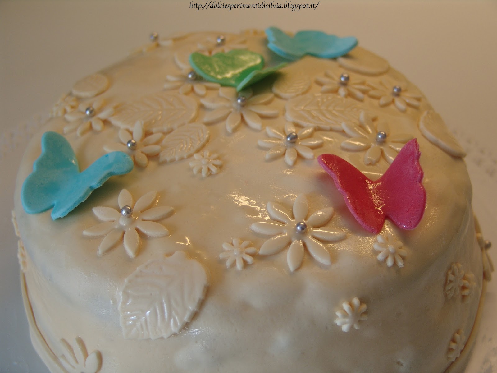 torta con farfalle e fiori