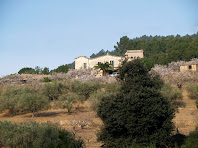 La masia de Can Pubill amb els seus camps de cireres, des del Camí de Can Palós La masia de Can Pubill amb els seus camps de cireres, des del Camí de Can Palós