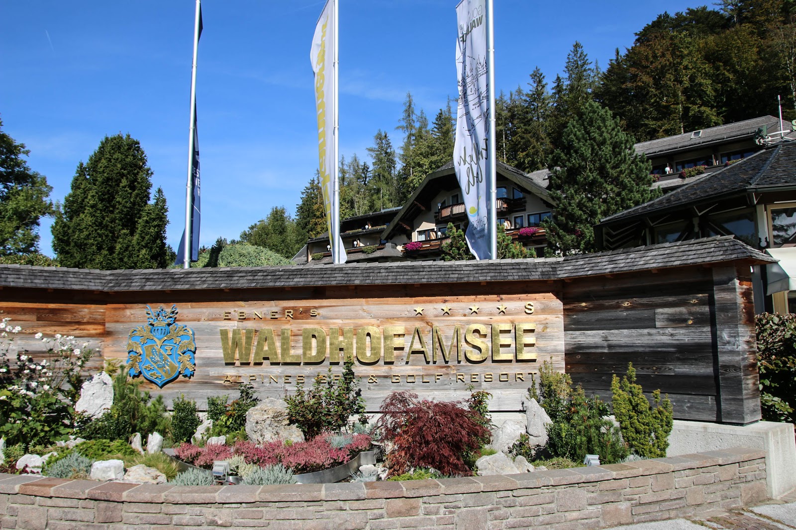 Verleih Goldbesteck Platzteller Blumenbogen Wedding Planner