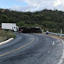 Caminhão tomba na Serra de Teixeira e obstrui um dos sentidos da via