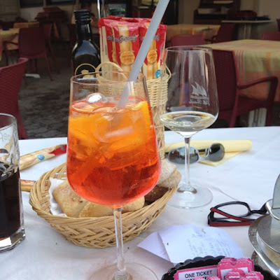  Aperol Spritz op een terras in Italië