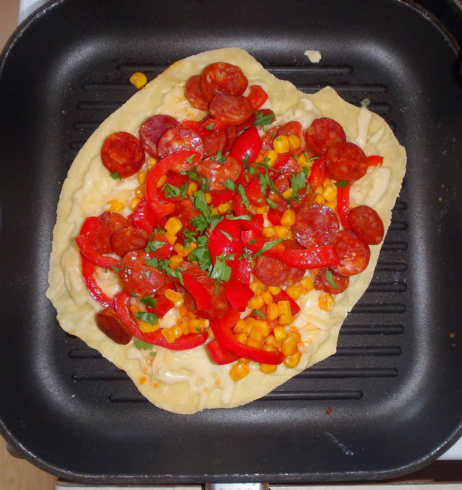 Łyżką czy widelcem? Quesadilla z chorizo i papryką jalapeño