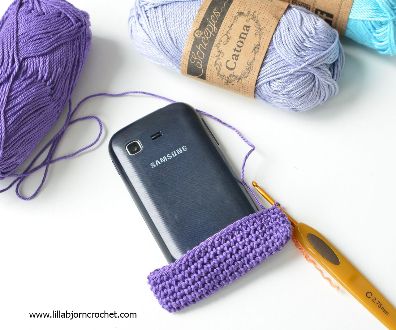 Easy to make crocheted cozy for a mobile phone or tablet. With small mandala decor. Free pattern by Lilla Bjorn Crochet