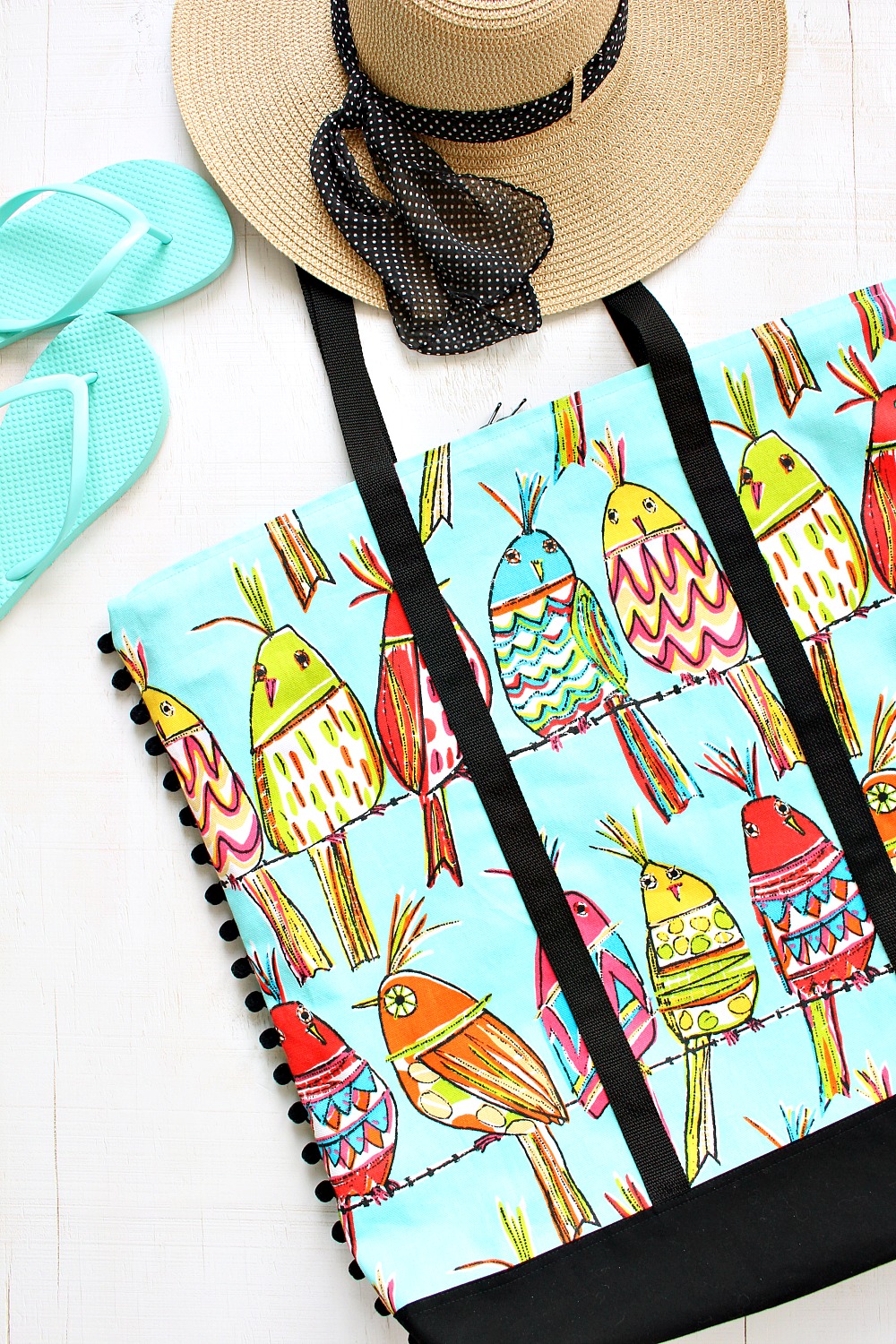 DIY Beach Tote with Zipper Closure + Pom Pom Trim DIY Beach Tote with Zipper Closure + Pom Pom Trim | Sewing Tutorial from Dans le Lakehouse