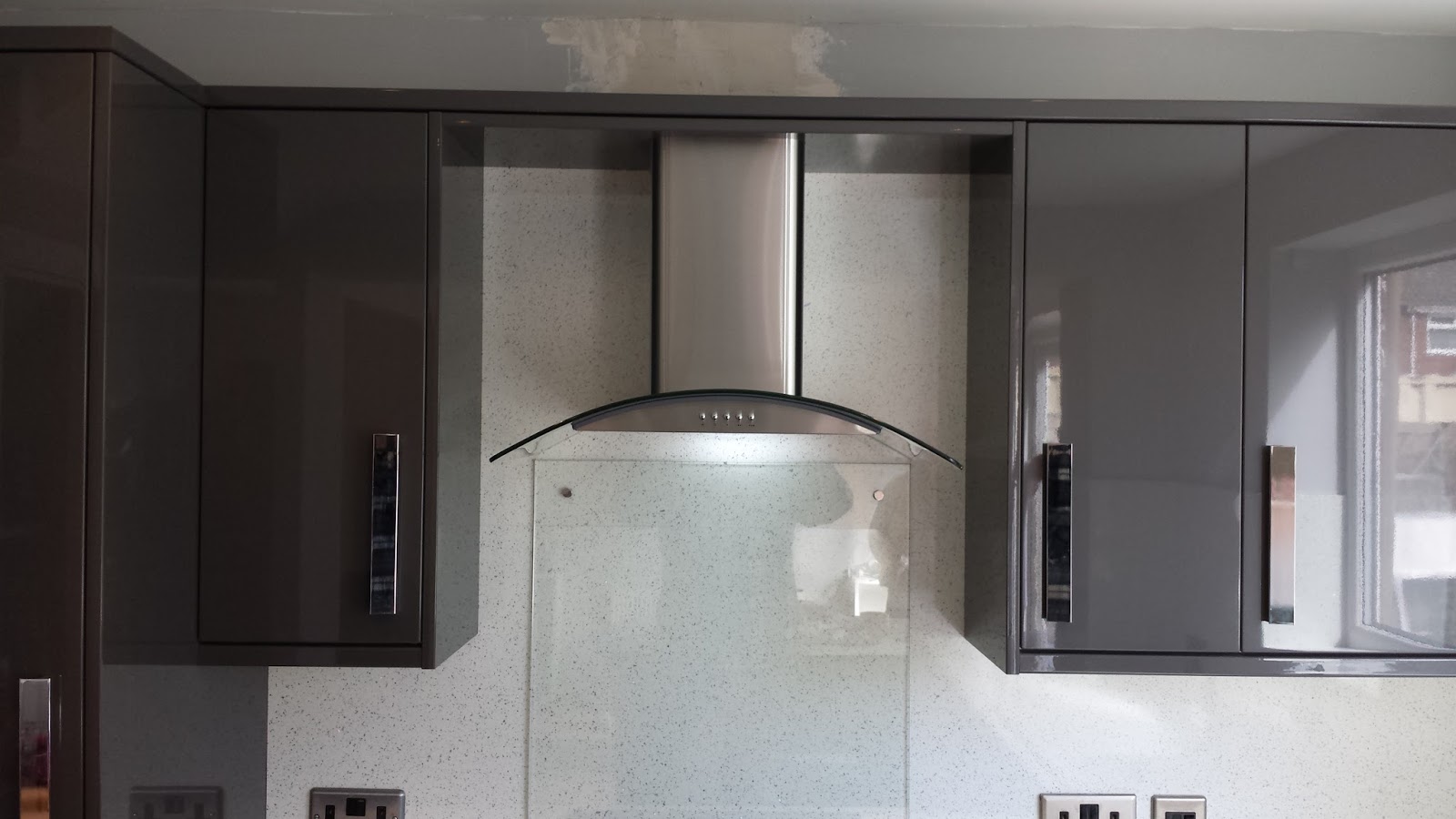 Elm Kitchens and Joinery Howdens Kitchen in dark grey gloss with a