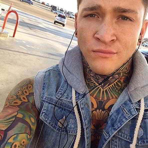 Vemos la Imagen de un hombre con tatuajes de estilo new school