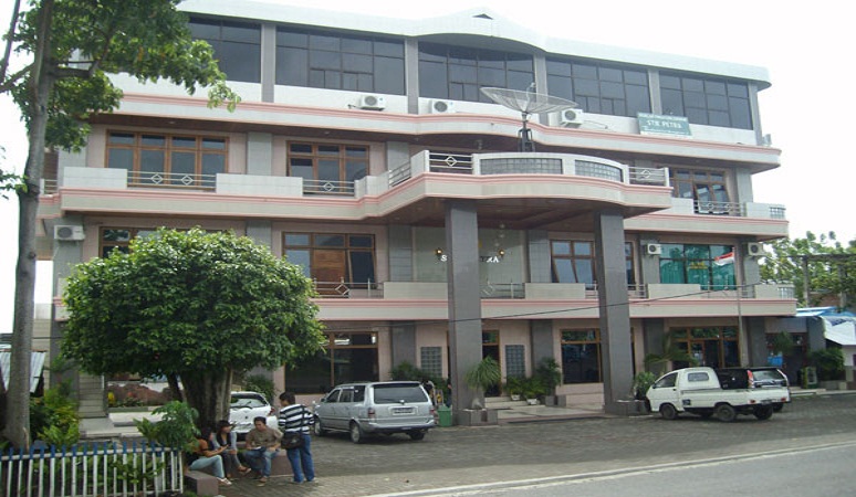 Gedung STIE Petra Bitung.