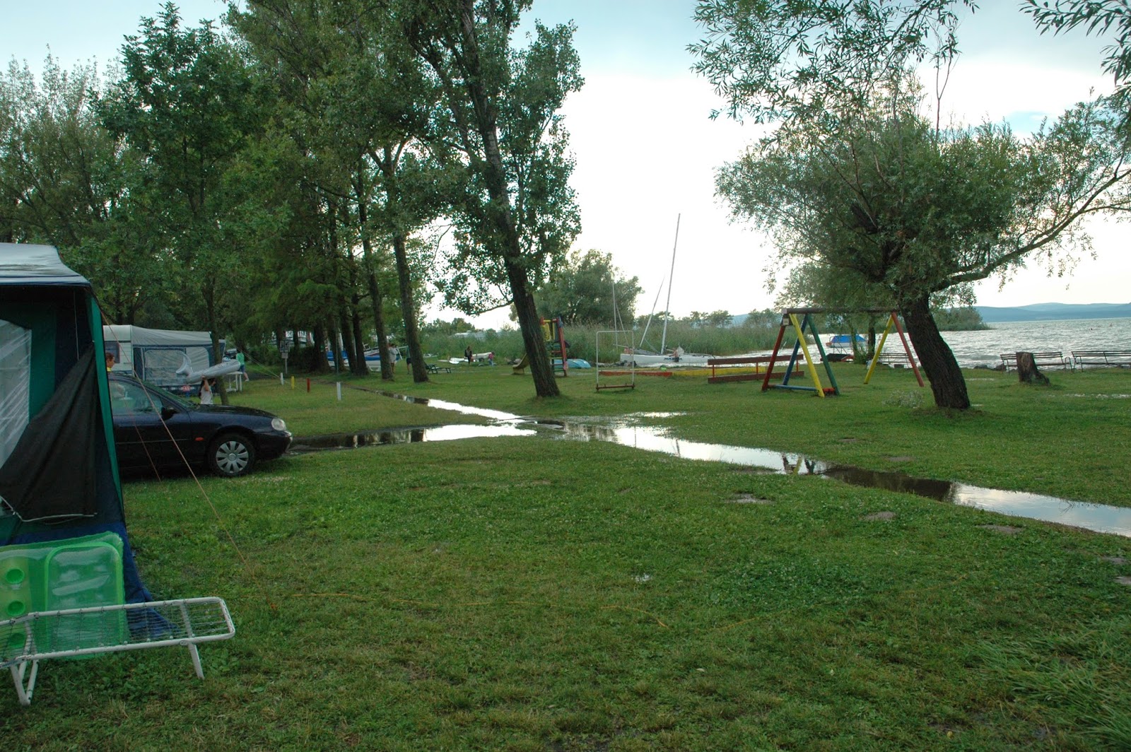 Kempingezés telepített sátorban a Balaton Barangoló Család Kempingezés telepített sátorban a Balaton Barangoló Család