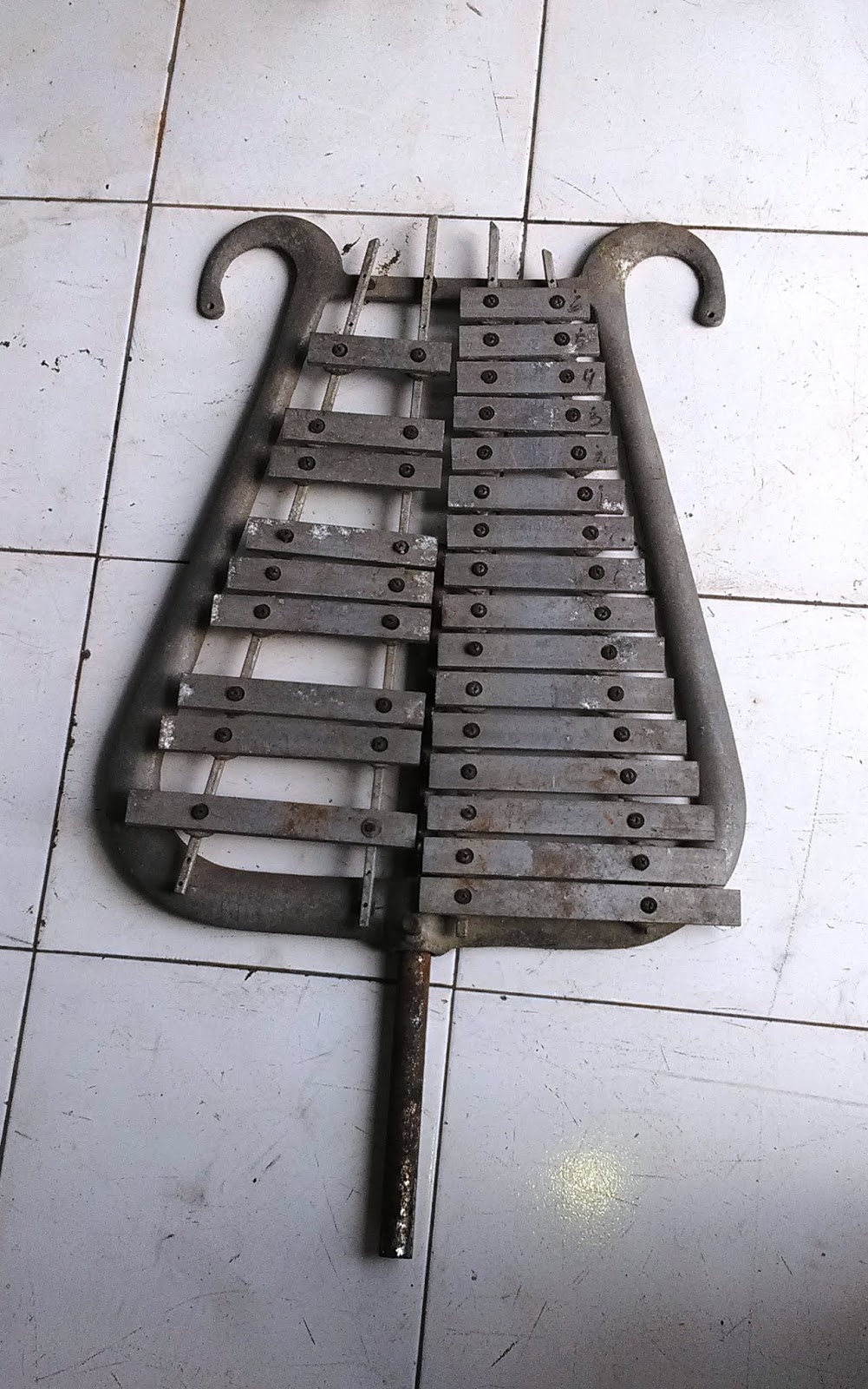 RUST HOUR ANTIQUES N SECONDLIFE Glockenspiel Lira Lawas (Vintage Lyre