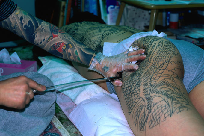 Тату набитое иглой. Процесс нанесения Татуировки. Традиционное набивание тату.