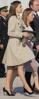 Trench Burberry / escarpins Carolina Herrera / pochette Carolina Herrera