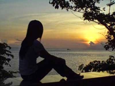 Cô gái buồn nhìn ra biển