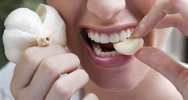 She Holds A Garlic Clove Between Her Lips For 5 Minutes ? The Result Is Amazing!